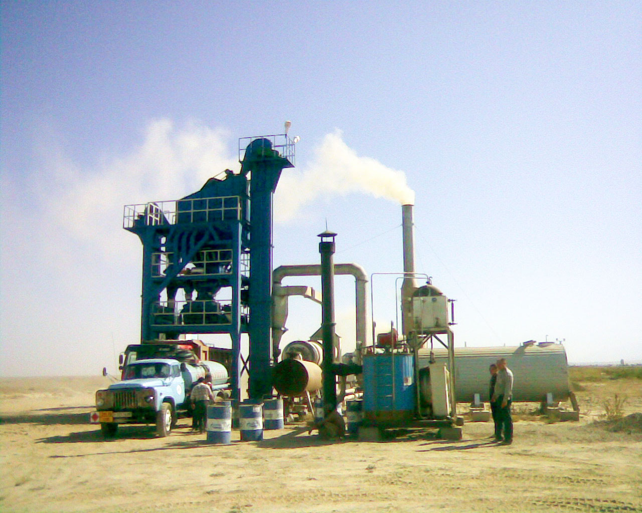 Asphalt mixing plant for road construction