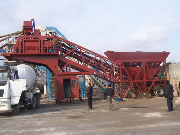 Mobile concrete batching plant for temporary construction site
